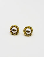 Biya Accessoires vintage gold halo pearl stud earrings for women.