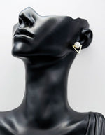 Best fashion jewelry in UAE minimalist pearl earrings for women.