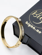 Model wearing a premium hypoallergenic gold bangle in Dubai.