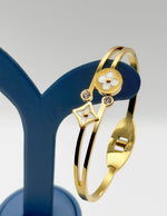 Waterproof minimalist gold mother of pearl clover bracelet UAE.