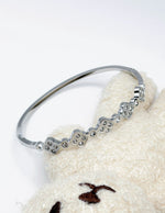 Waterproof silver quatrefoil crystal bracelet for women Dubai.