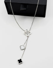 Silver plated triple clover lariat necklace by Biya Accessoires.