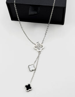 Silver plated triple clover lariat necklace by Biya Accessoires.