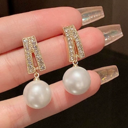 Luminous Crystal Geometric Pearl Drop Earrings | Biya Accessoires