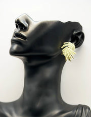 Best fashion jewelry in UAE chunky gold stud earrings for women.