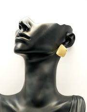 Best fashion jewelry in UAE minimalist gold earrings for women.