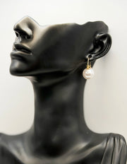 Best fashion jewelry in UAE minimalist pearl orb earrings for women.