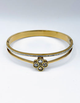 Close-up of Biya Accessoires' waterproof and non-tarnish gold clover bracelet, showcasing its pavé diamond simulant stones.
