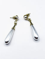 Biya Accessoires gold and pearl elongated bar drop earrings.