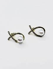 Biya Accessoires gold crisscross ribbon crystal and pearl stud earrings.