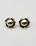 Biya Accessoires gold twisted halo earrings with iridescent pearl.