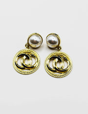 Biya Accessoires pearl drop earrings uae interlocking gold rings.