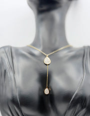 Model wearing an elegant gold lariat drop necklace in the UAE.
