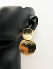 Close-up_of_premium_hypoallergenic_imitation_jewelry_featuring_heart_and_pearl_earrings.