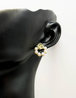 Best fashion jewelry in UAE floral pearl earrings for women.