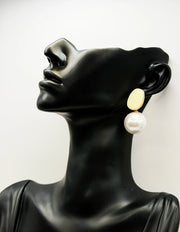 Everyday luxury jewelry uae aesthetic pearl earrings by the best jewelry shop in UAE.