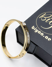 Model wearing a premium hypoallergenic gold bangle in Dubai.