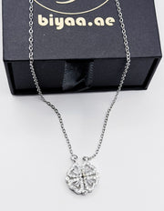 Waterproof silver magnetic folding four leaf clover necklace Dubai.