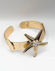 Non-tarnish textured oceanic gold bangle for women Dubai luxury fashion.
