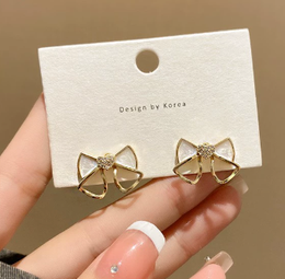 Crystal Heart Noir & Pearl Bow Stud Earrings | Biya Accessoires