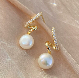 Luxe Spiral Crystal & Pearl Drop Gold Earrings | Biya Accessoires